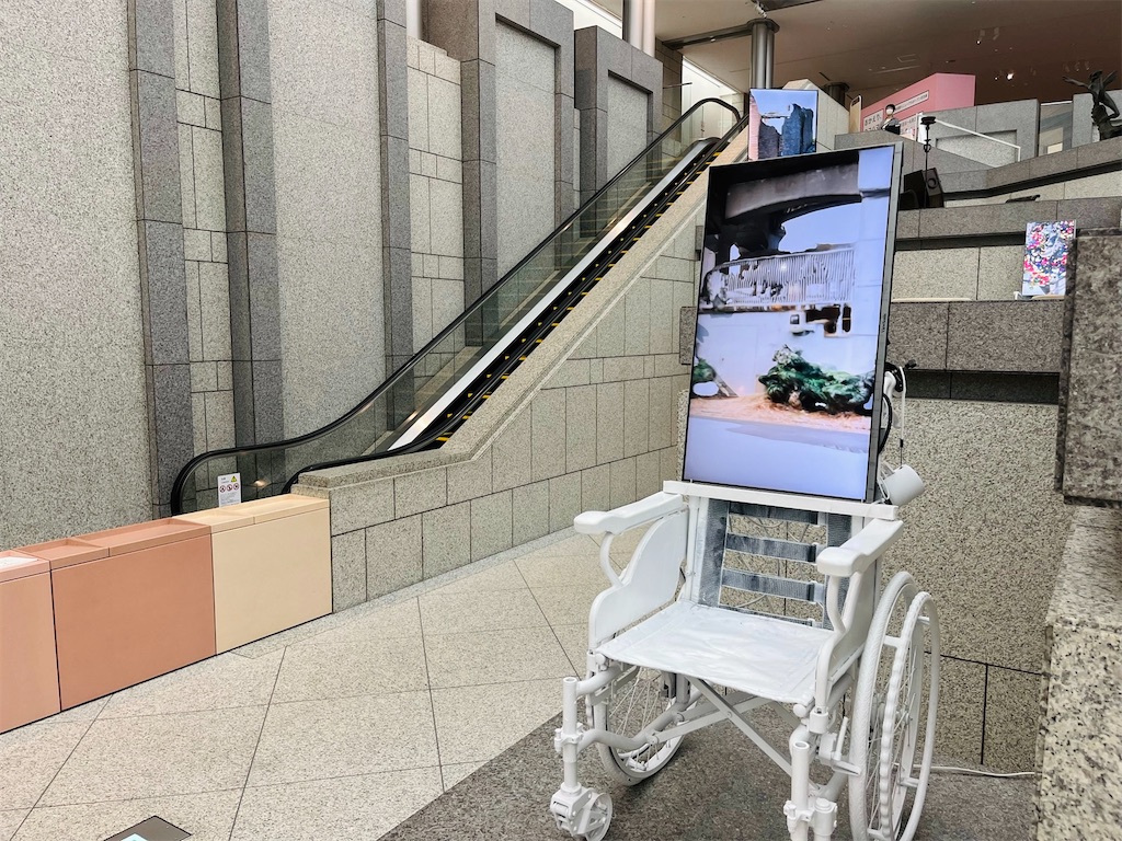 車椅子を使ったデジタル看板、横浜美術館
