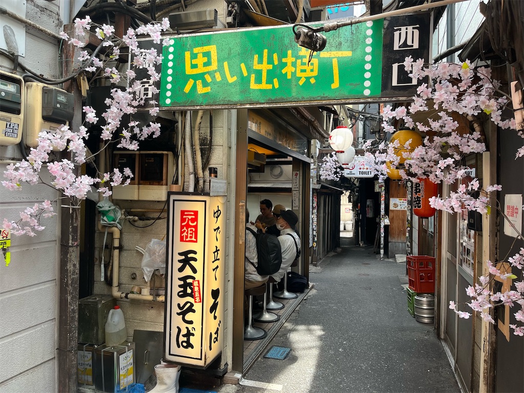 新宿 思い出横丁「かめや」〜濃い蕎麦つゆに沁みる、立ち食いの哲学