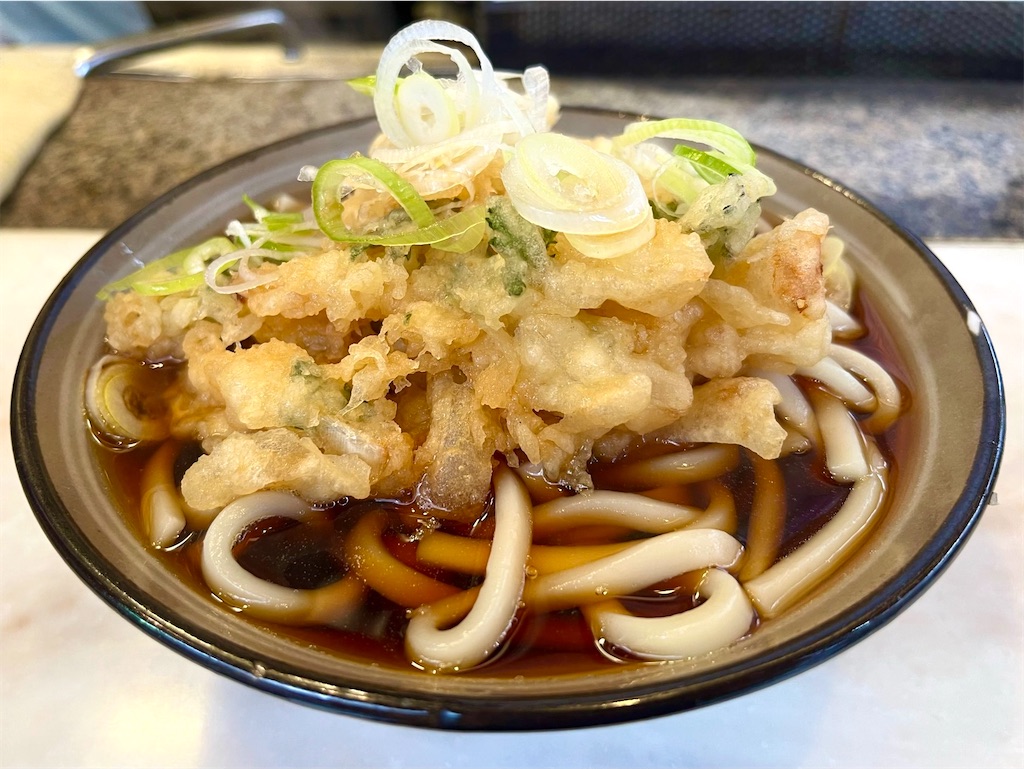 新宿 思い出横丁「かめや」〜濃い蕎麦つゆに沁みる、立ち食いの哲学
