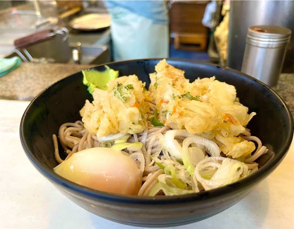 新宿 思い出横丁「かめや」〜濃い蕎麦つゆに沁みる、立ち食いの哲学