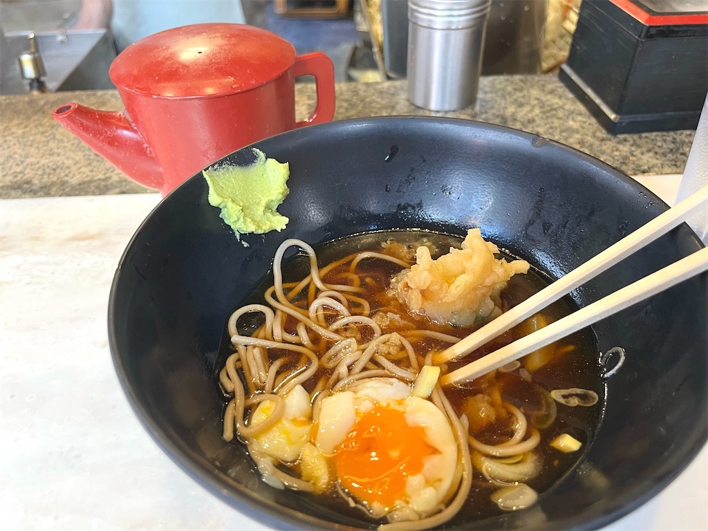 新宿 思い出横丁「かめや」〜濃い蕎麦つゆに沁みる、立ち食いの哲学