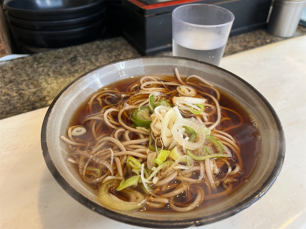 新宿 思い出横丁「かめや」〜濃い蕎麦つゆに沁みる、立ち食いの哲学
