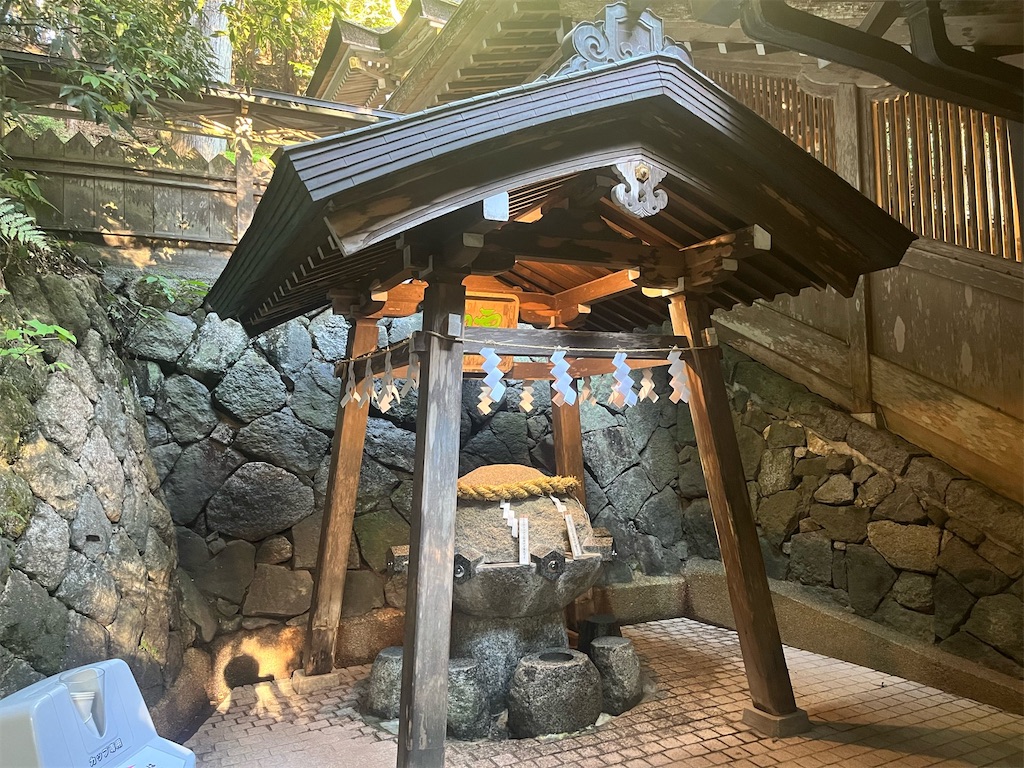 薬井戸の「御神水」、狭井神社：神の山への門、病を癒す御神水、なお響く祈り