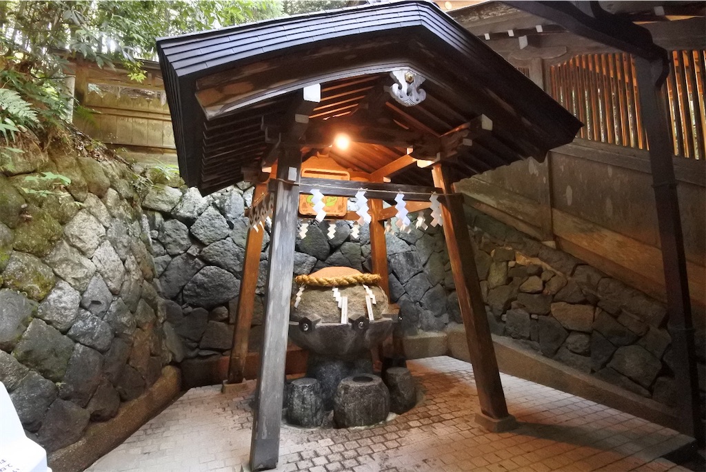 狭井神社：神の山への門、病を癒す御神水、なお響く祈り