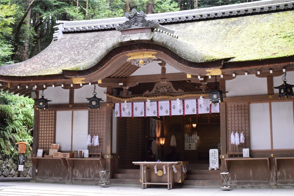 狭井神社：神の山への門、病を癒す御神水、なお響く祈り