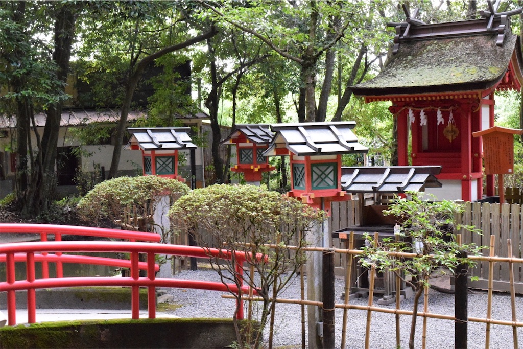市杵嶋姫命神社と鎮女池の静謐〜水面に浮かぶ弁天の社、朱の橋の先に
