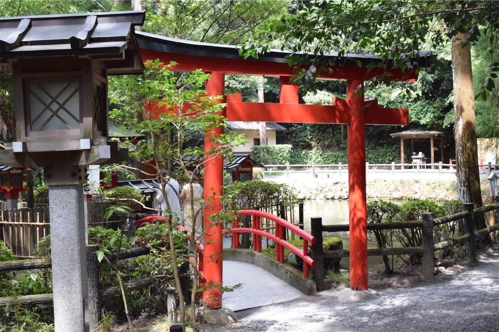 市杵嶋姫命神社と鎮女池の静謐〜水面に浮かぶ弁天の社、朱の橋の先に