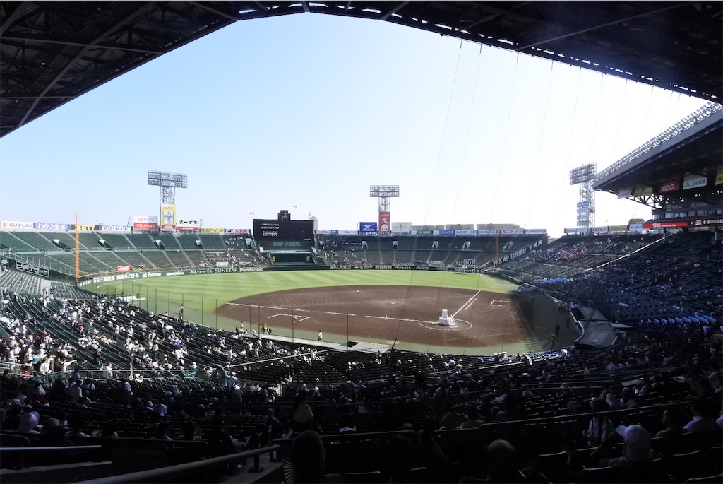 甲子園球場「銀傘」〜聖地を見守る銀色の大屋根
