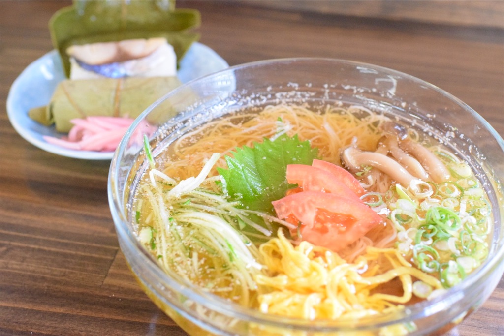 ◎野遊3 清楚な明治ガラスの乳白輪花縁筒盃 明治～