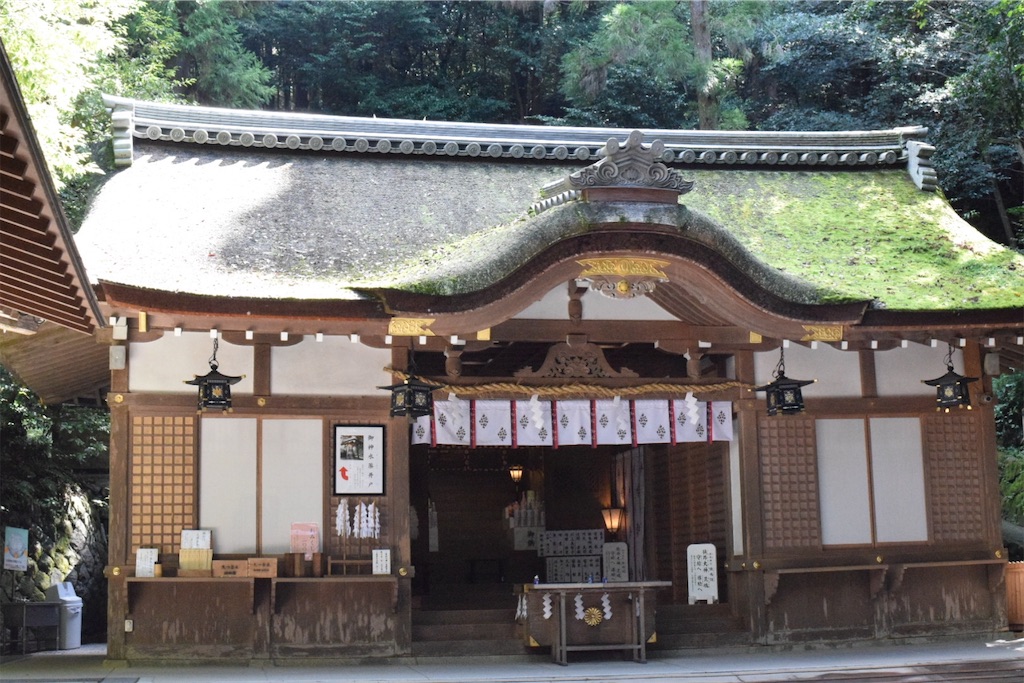 狭井神社：神の山への門、病を癒す御神水、なお響く祈り