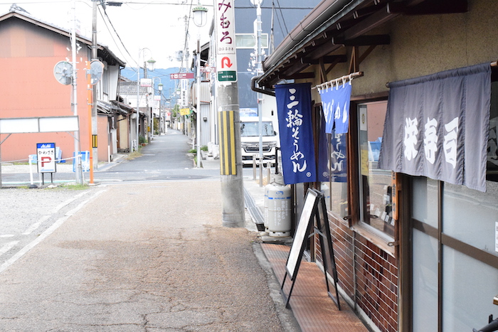 三輪・栄寿司〜大神神社の参道最古の暖簾、百年の時を握る