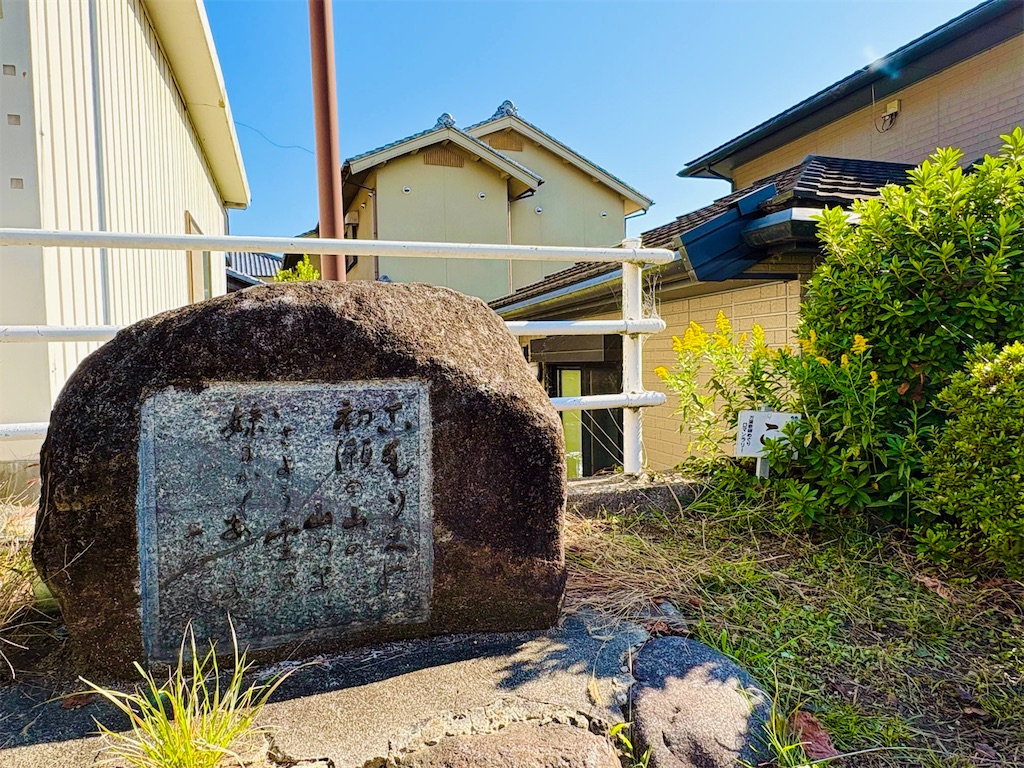 柿本人麻呂「こもりくの 泊瀬の山の 山の際に いざよふ雲は 妹にかもあ