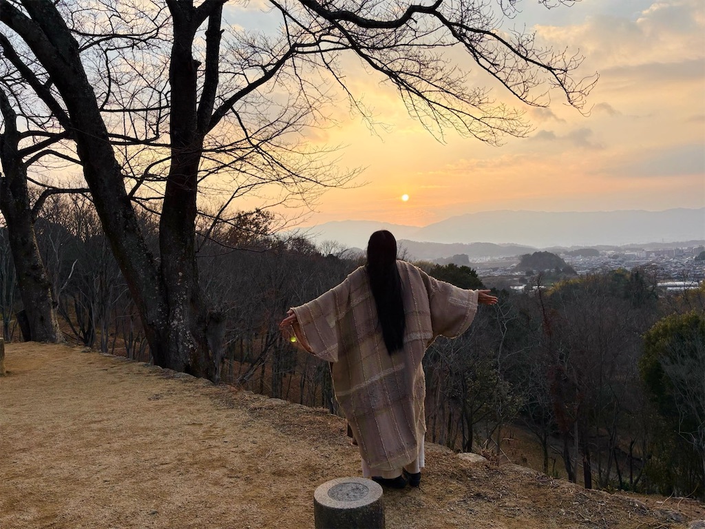 安田靫彦《飛鳥の春の額田王》万葉歌が息をひそめる余白 - 大和