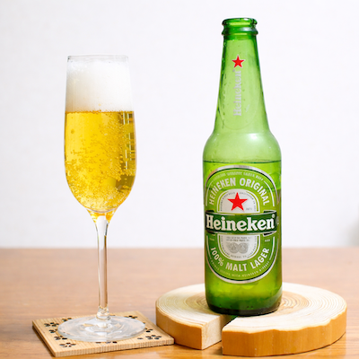 ハイネケンビール〜緑のボトルに、世界の夜が封じられている、その一杯はオランダの光を飲む