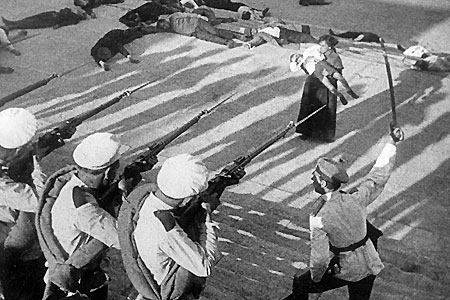『戦艦ポチョムキン』〜視線は撃たれる、見るという行為が変わる75分