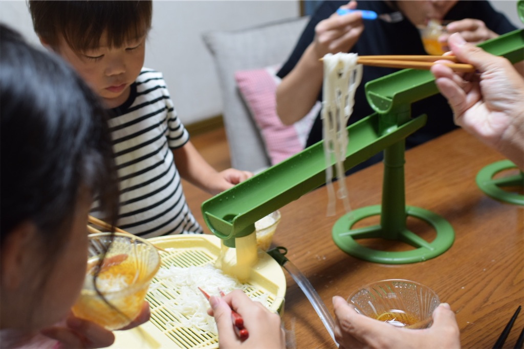 竹流麺 スライダーそうめん流し器」〜食卓に小さな渓流をつくる、三輪