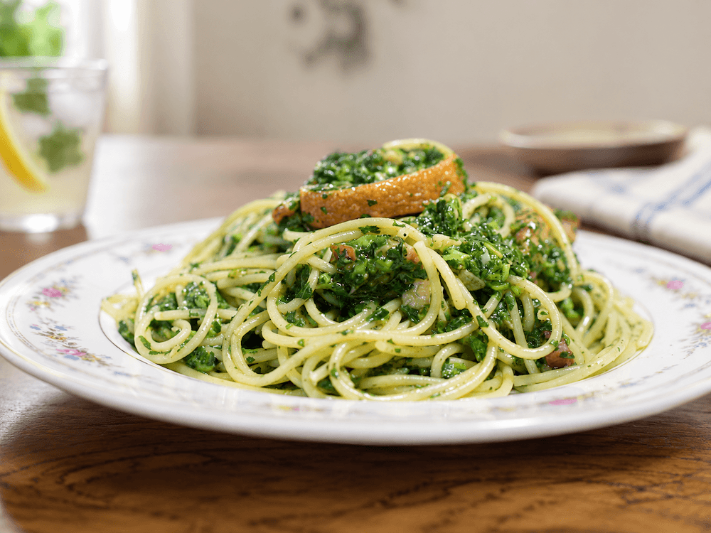 モロヘイヤとベーコンのパスタ〜王様の野菜が麺をトゥルトゥルにする