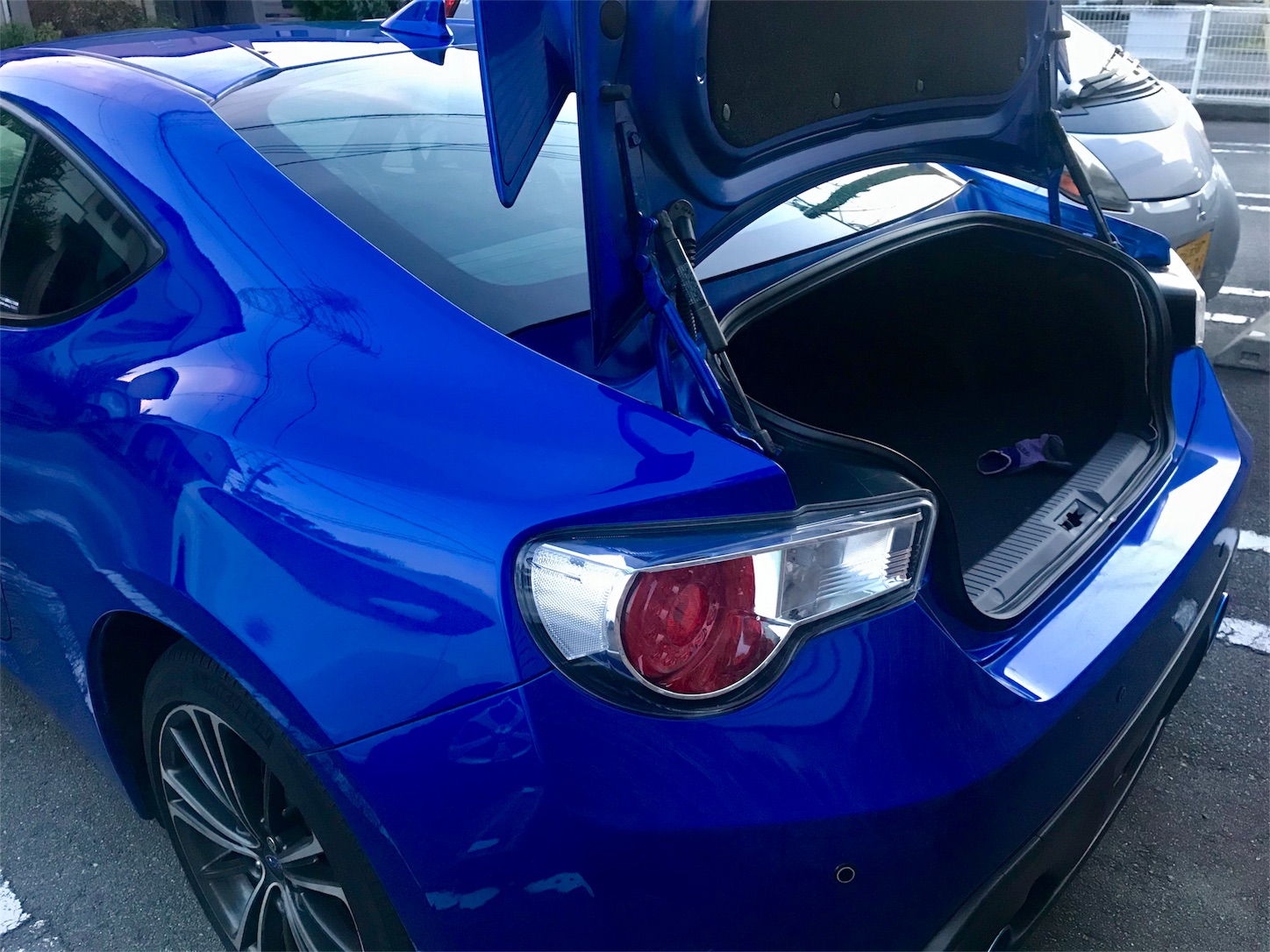 86 Brzのライセンナンバー灯 交換方法 コペンとトラックのドライバー