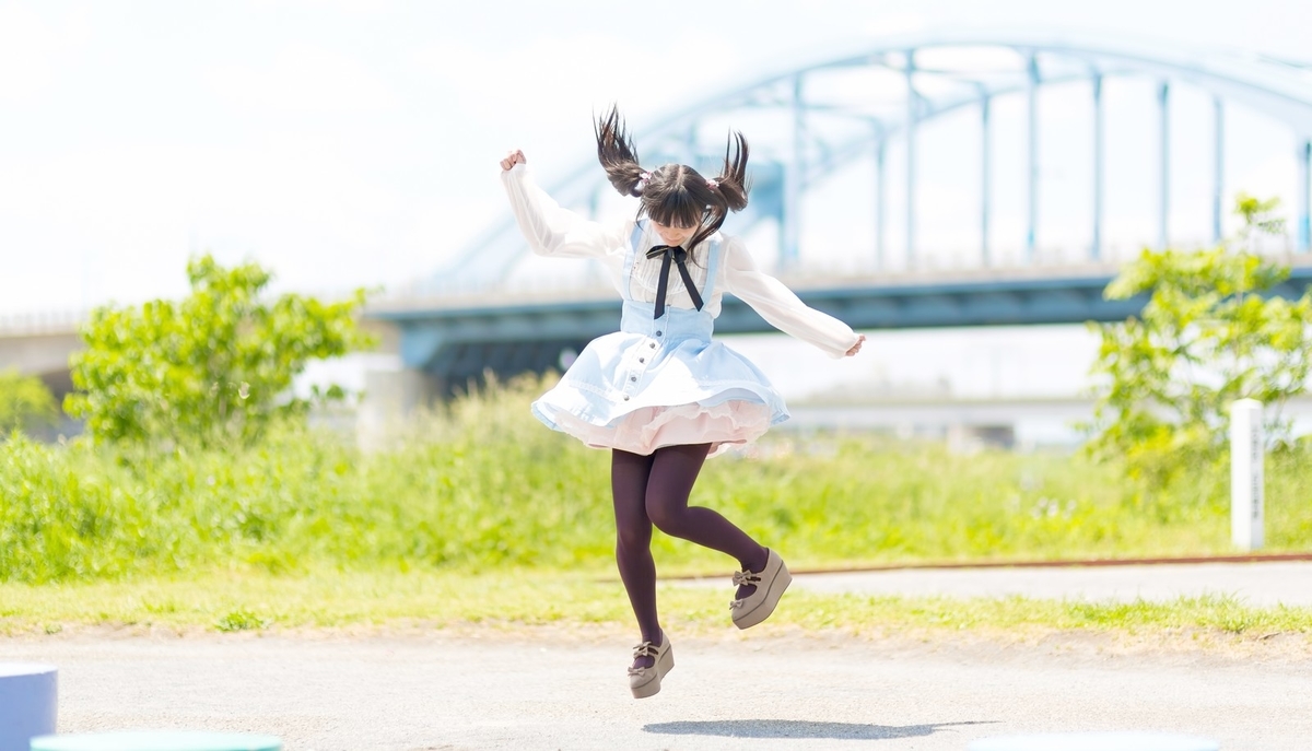 高くジャンプする為には しゃがまないといけない 素晴らしい景色を見よう 薔薇色の人生 を夢見るある夫婦の日常