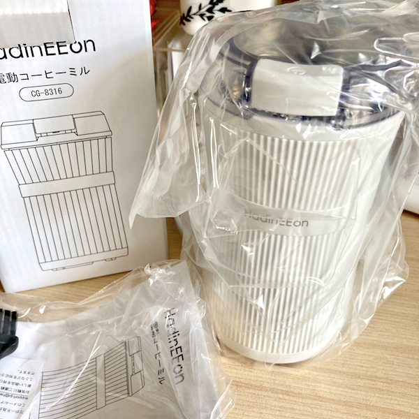 白い格安電動コーヒーミルの写真