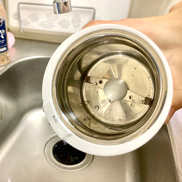 格安電動コーヒーミルの内部を水洗いした写真