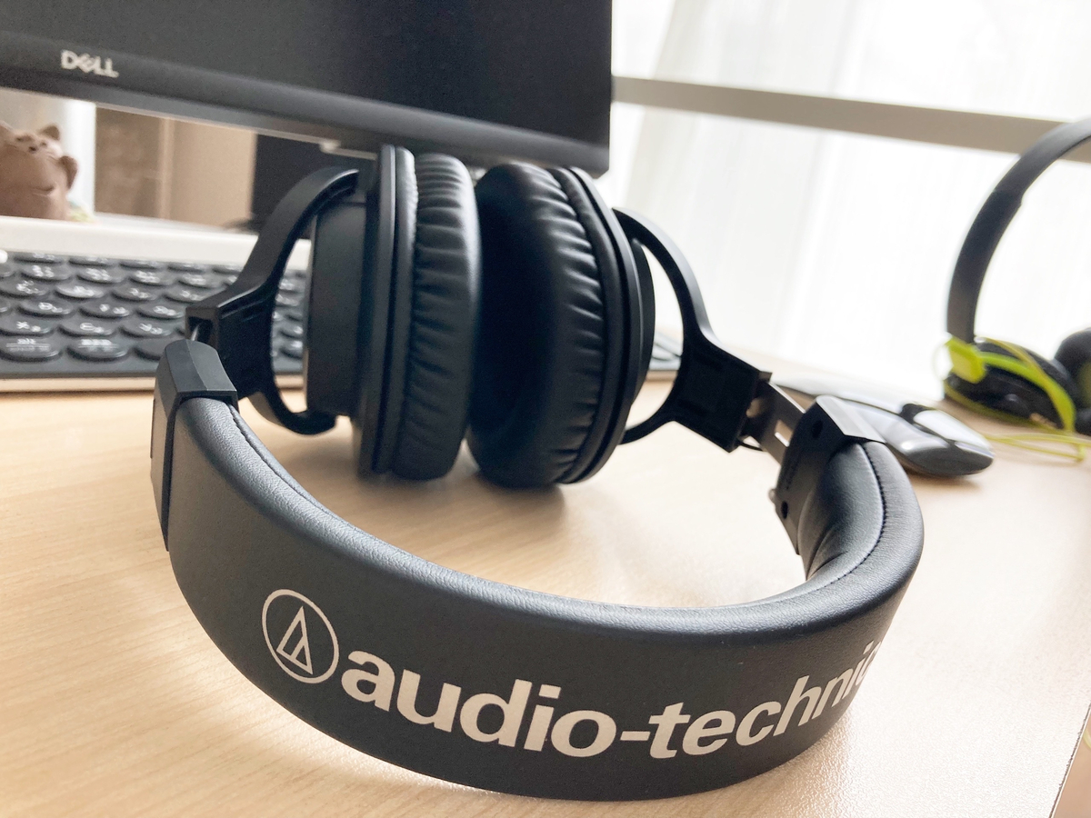 audio-technica ATH-M20xBTが机の上にある写真