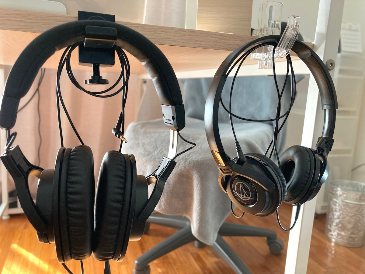 audio-technica ATH-M20xBTが机の横にかかっている写真