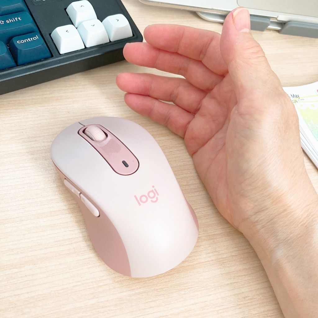 Logicool M650 と手の比較写真