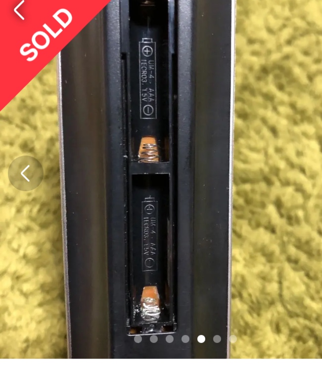 ジャンク品テレビリモコンの電池部分が、白く変色した箇所を写した実際の写真