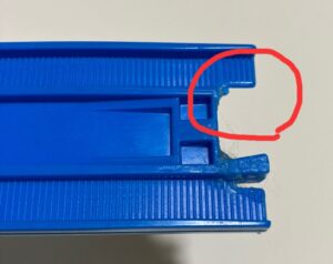 接続部が壊れたプラレールのレールの写真