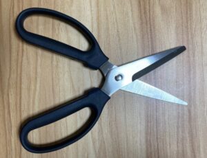 筆者愛用の無印良品のキッチンばさみの写真