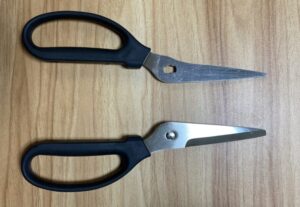 分解した無印良品のキッチンばさみの写真