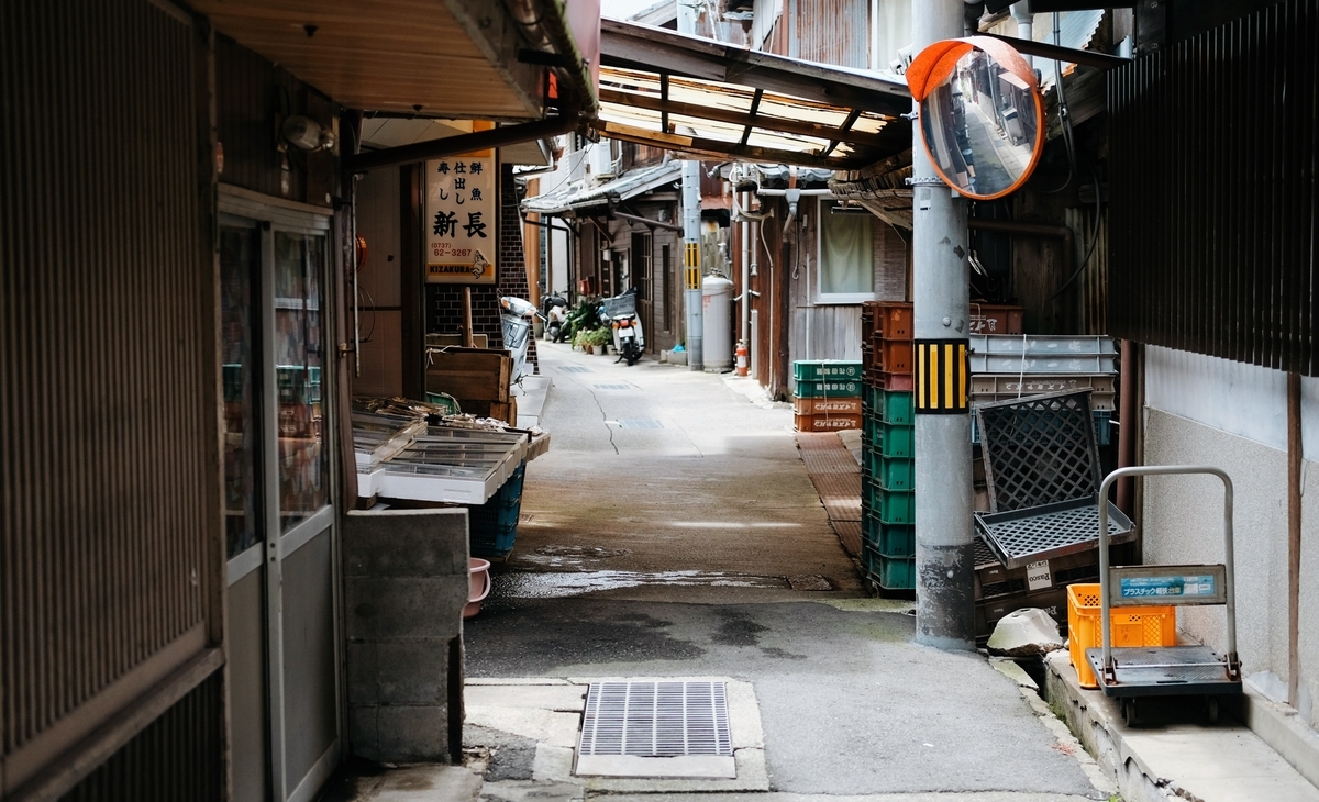 和歌山県有田郡湯浅町の路地にある鮮魚店