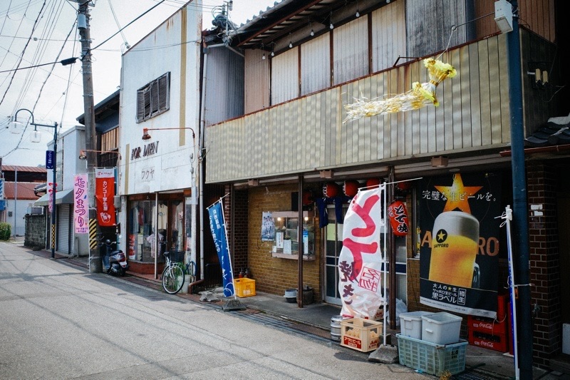 島之内商店街の商店が並ぶ