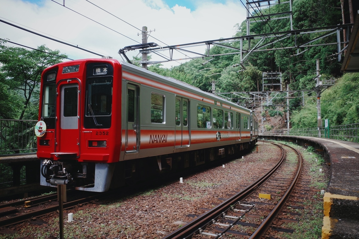 紀伊細川駅に停車する電車