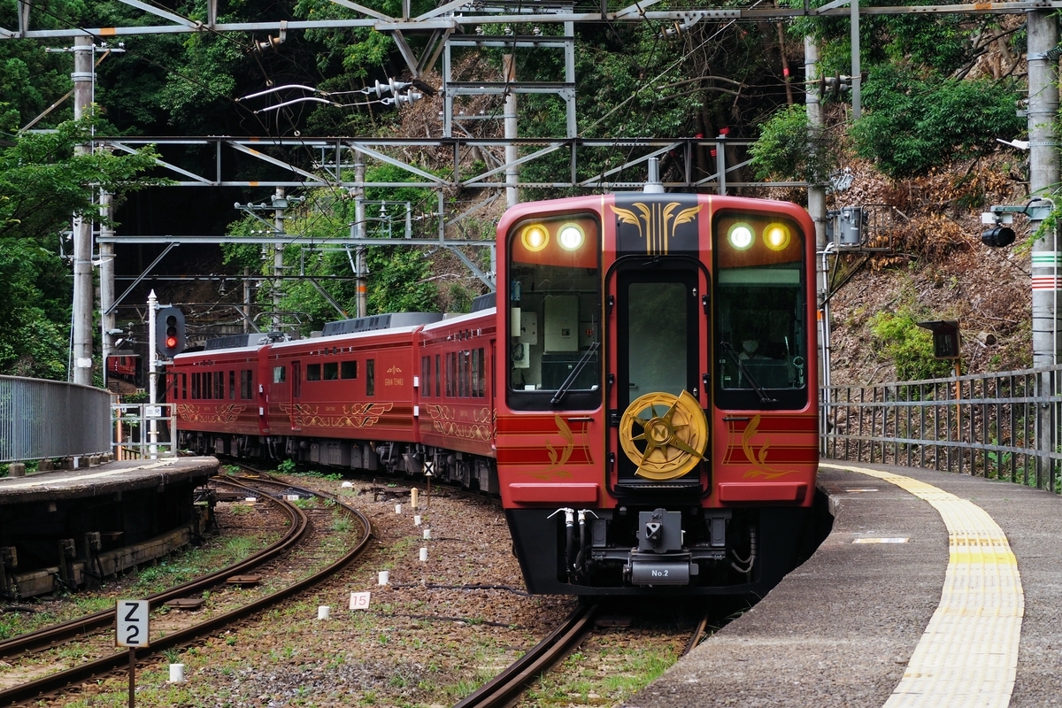 紀伊細川駅に停車するGRAN天空