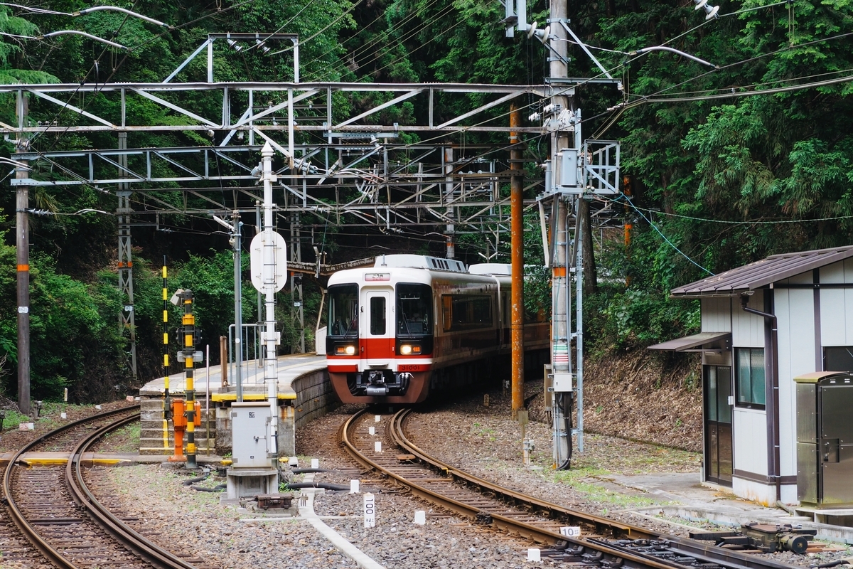 紀伊神谷駅を通過する特急こうや