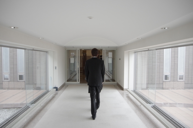 隣接の斎場から火葬場へと続く通路