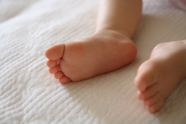 赤ちゃんの足は黒ずみなんかない 真っ白ふわふわ 大人の脚はどうして黒ずむ 脚の黒ずみ ケアと改善方法