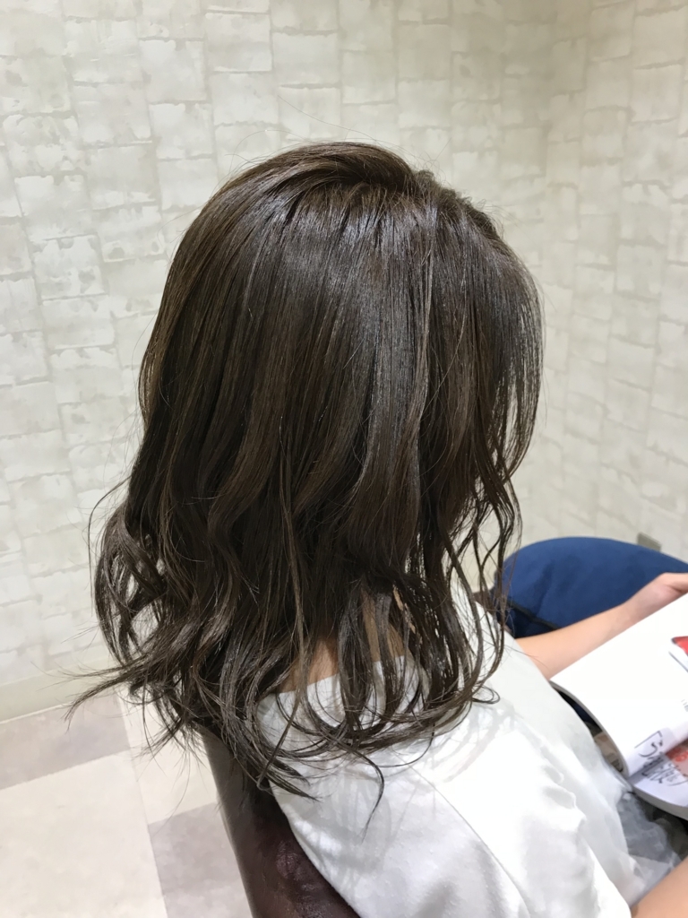 ボディクリームを使ったヘアスタイル クセを活かした自分らしいヘアセット びよたま