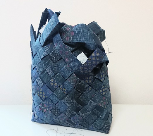 黒派 黒の網代編みバッグ トートバッグ 花結び 通販 Creema クリーマ ハンドメイド 手作り クラフト作品の販売サイト
