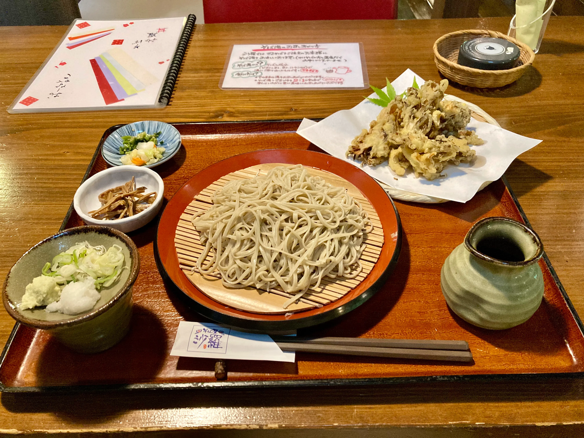小国町の蕎麦屋「沙羅」の舞茸の天ぷらとざる蕎麦