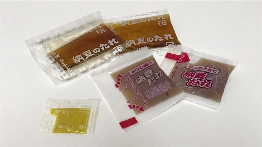 冷蔵庫の収納 冷蔵庫の中の小さなモノ 100均のこんなアイテムで すぐに見つけて使える様に吊るす すきなものだけの簡素な暮らし