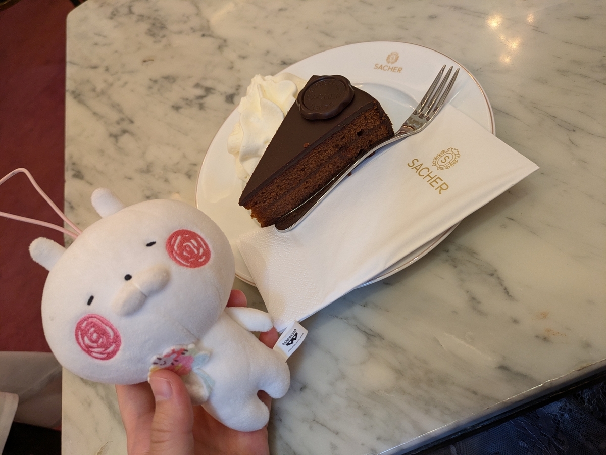 うさまるとザッハトルテ