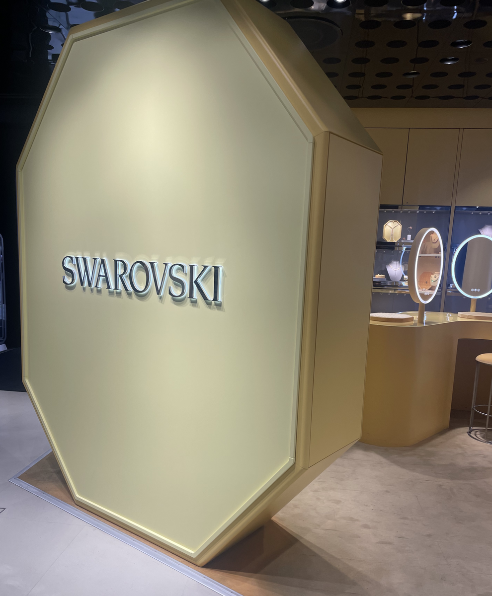 スワロフスキーの看板的なもの