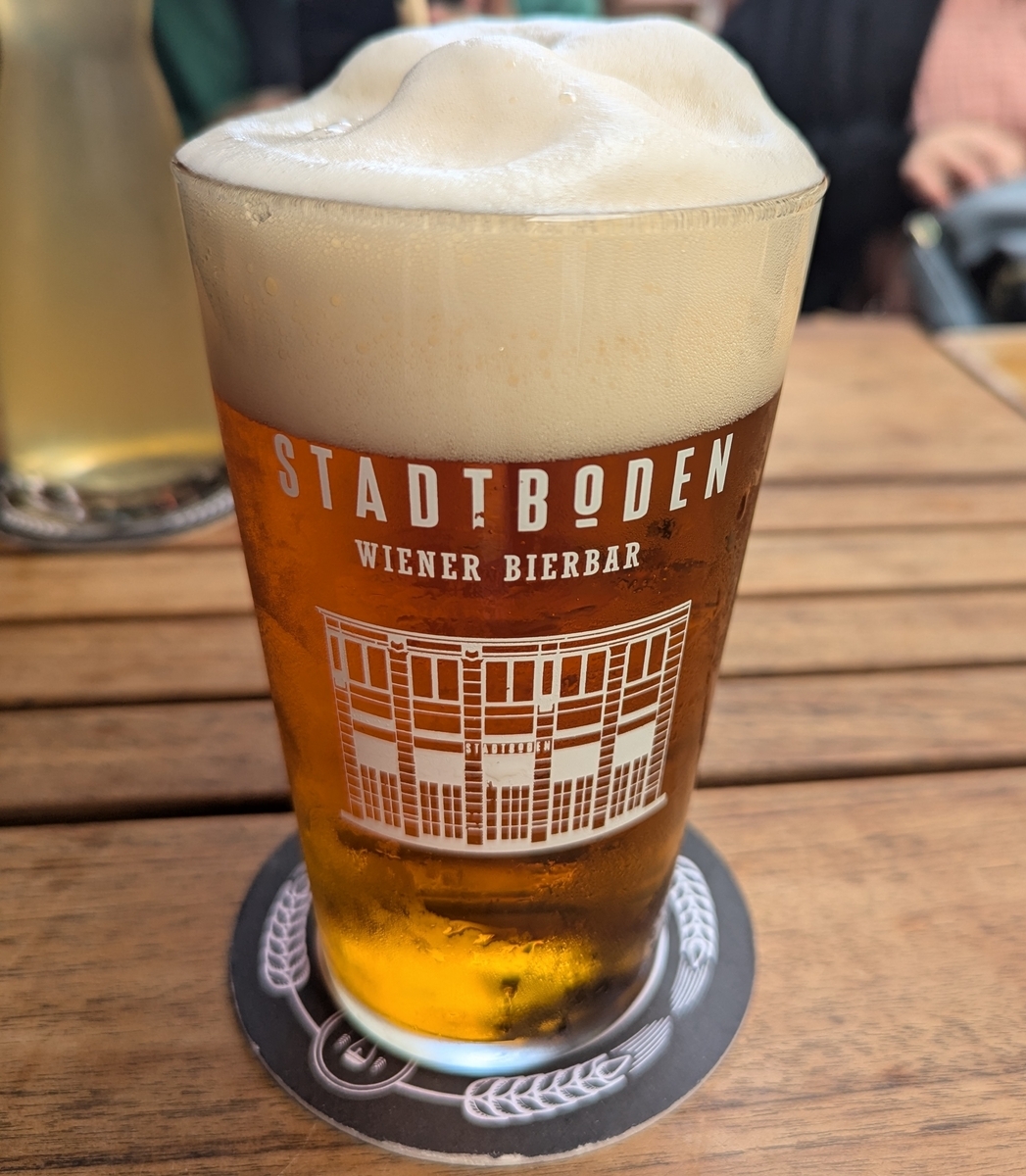 くるみはカフェで 500ml のでっかいビールを注文