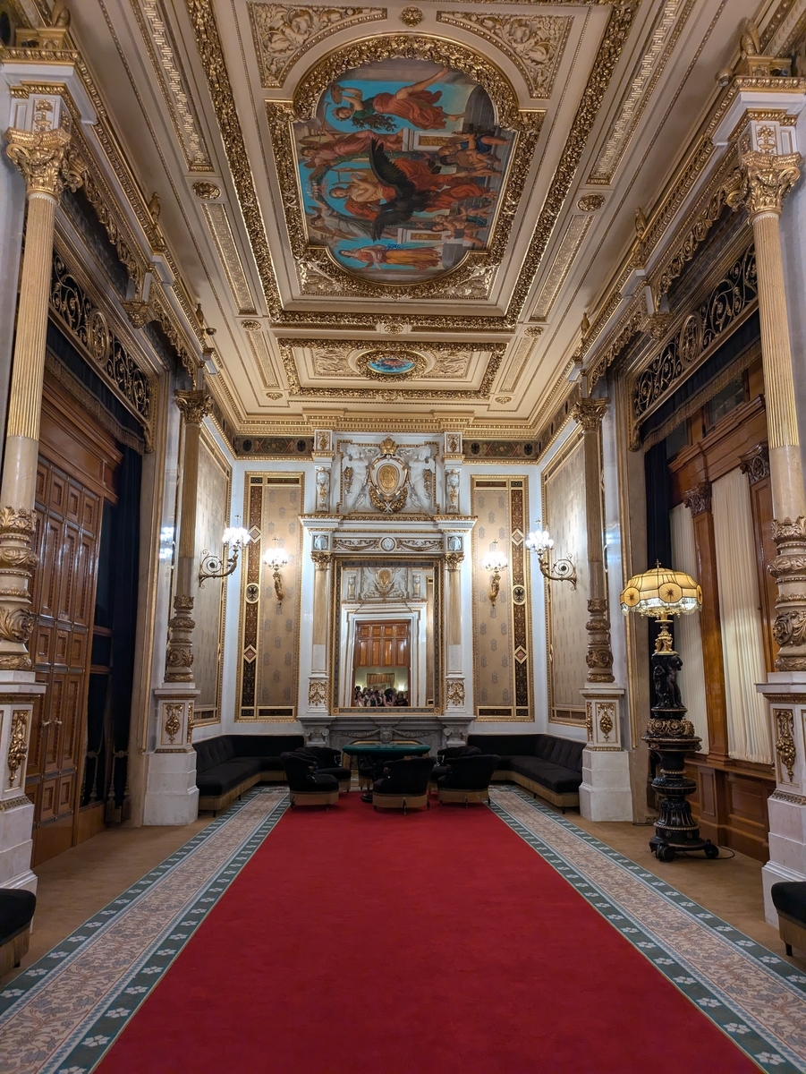 インペリアルな人々専用の部屋 課金すれば使えるそうですが、とても支払えない額です