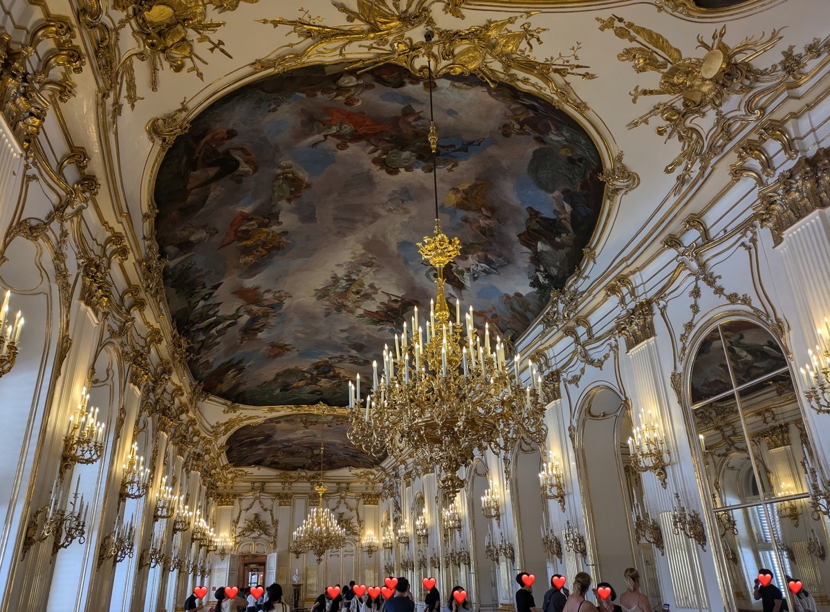 壁も天井も装飾がびっしり