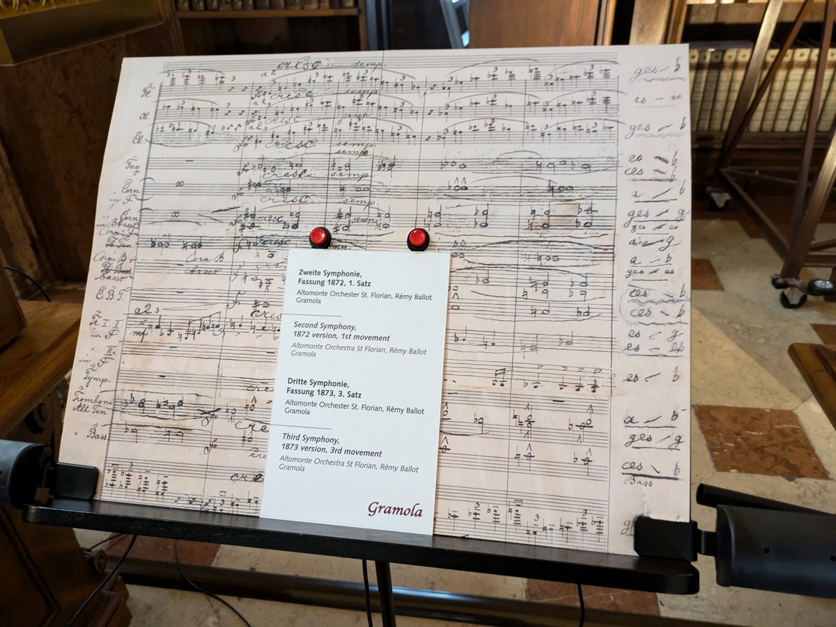 楽譜のボタンを押すと交響曲の演奏が聴けました