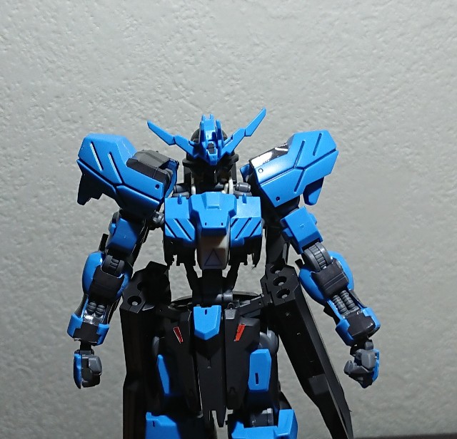 墨入れを施したガンダムヴィダールの全身